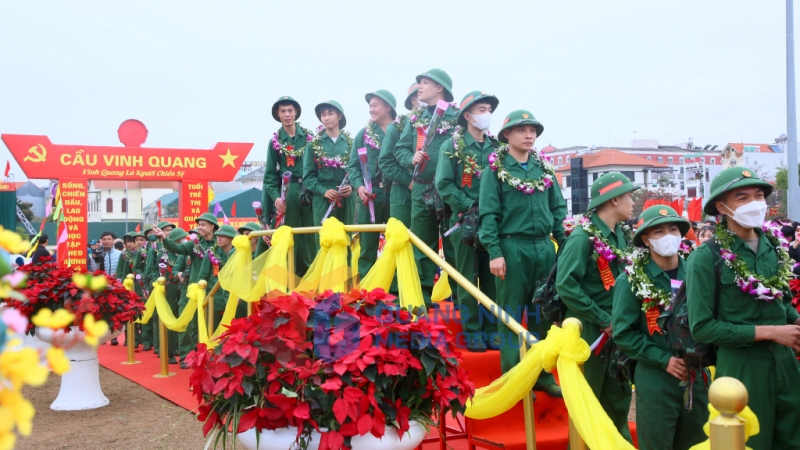 2024-02_Lễ giao nhận quân năm 2024- Các thanh niên TX Quảng Yên bước qua cầu vinh quang lên đường nhập ngũ. Ảnh: CTV