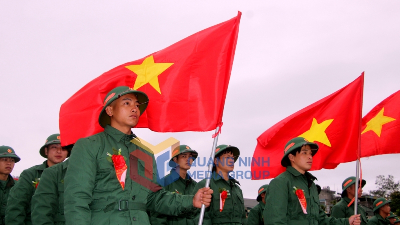 2024-02_Lễ giao nhận quân năm 2024- các tân binh của huyện miền núi Bình Liêu nghiêm trang dưới cờ đỏ sao vàng. Ảnh: CTV