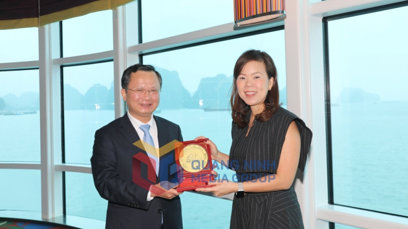 Đồng chí Cao Tường Huy, Chủ tịch UBND tỉnh tặng quà lưu niệm biểu tượng vịnh Hạ Long cho bà ⁠Wendy Yamazaki – Phó Chủ tịch phụ trách Quan hệ Chính phủ, Khu vực Châu Á, Tập đoàn tàu biển Royal Caribbean (2-2024). Ảnh: Đỗ Phương