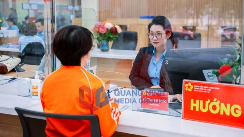 Cán bộ Trung tâm Hành chính công TP Hạ Long tạo điều kiện giải quyết TTHC cho công dân (2-2024). Ảnh: Nguyễn Thanh