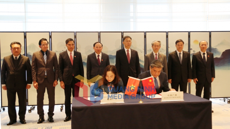 Sở Công Thương tỉnh Quảng Ninh và Sở Thương mại Khu tự trị dân tộc Choang Quảng Tây ký thỏa thuận hợp tác về phát triển thương mại (2-2024). Ảnh: Thu Chung