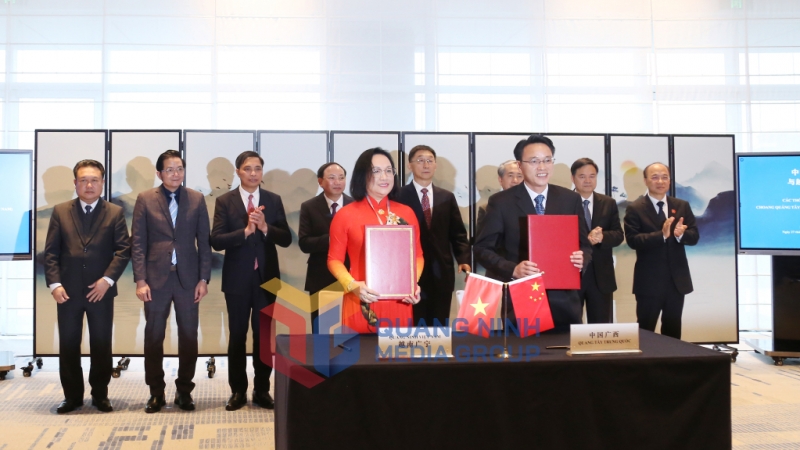 Sở Du lịch tỉnh Quảng Ninh (Việt Nam) và Sở Văn hóa và Du lịch Khu tự trị dân tộc Choang Quảng Tây (Trung Quốc) ký thỏa thuận hợp tác (2-2024). Ảnh: Thu Chung