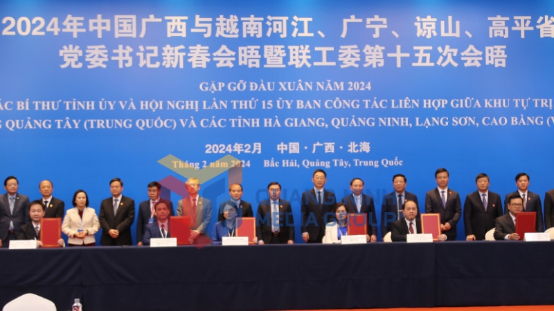 Thành ủy Móng Cái (Quảng Ninh) và Thành ủy Đông Hưng (Quảng Tây) ký kết bản ghi nhớ về thiết lập cơ chế hợp tác toàn diện (2-2024). Ảnh: Thu Chung