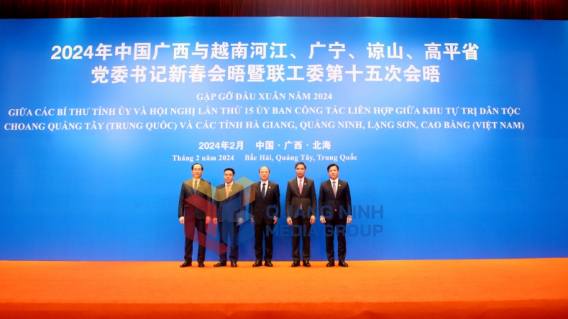 Phó Chủ tịch UBND 4 tỉnh của Việt Nam và Phó Chủ tịch Khu tự trị dân tộc Choang Quảng Tây - Trung Quốc đồng chủ trì chụp ảnh lưu niệm hội nghị (2-2024). Ảnh: Thành Công