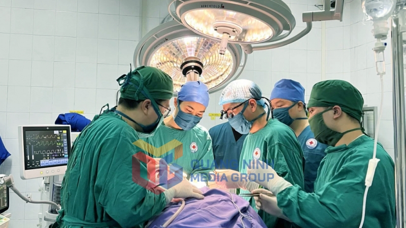2024-02_Phẫu thuật cấp cứu người bệnh tại Trung tâm Y tế huyện Vân Đồn. Ảnh: Bệnh viện cung cấp