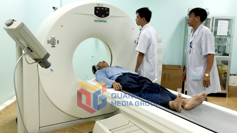 Các  bác  sĩ  Trung  tâm  Y  tế  Vân  Đồn  tiến  hành  chụp  CT-Scanner cho bệnh nhân. Ảnh: Hoàng Anh