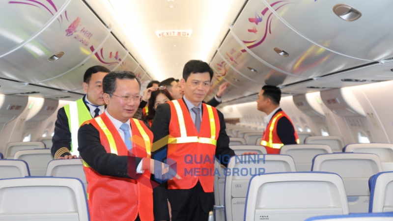 Chủ tịch UBND tỉnh Cao Tường Huy cùng Thứ trưởng Bộ GT-VT Lê Anh Tuấn tham quan khoang hành khách máy bay C919. Ảnh: Đỗ Phương