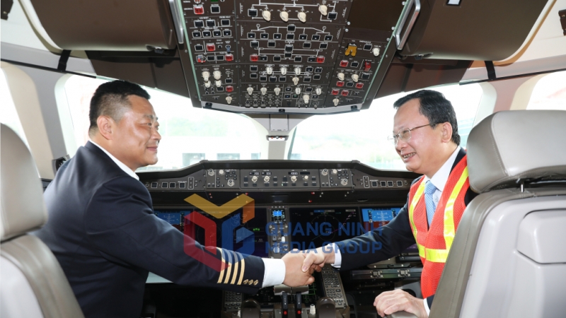 Đồng chí Chủ tịch UBND tỉnh trò chuyện với cơ trưởng máy bay C919. Ảnh: Đỗ Phương