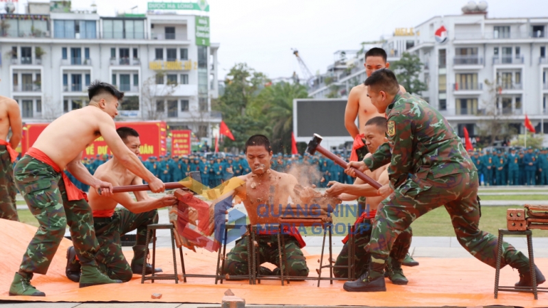 2024-03_Lễ ra quân huấn luyện năm 2024- Màn biểu diễn công phá gạch trên tay. Ảnh: Nguyễn Thanh