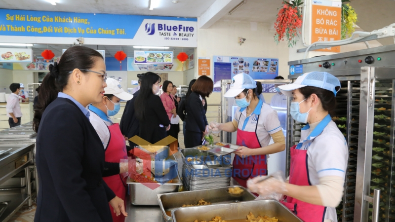 Đoàn khảo sát tại bếp ăn tập thể Công ty TNHH KHKT Ngân Long (KCN Hải Yên, Móng Cái) (3-2024). Ảnh Hữu Việt