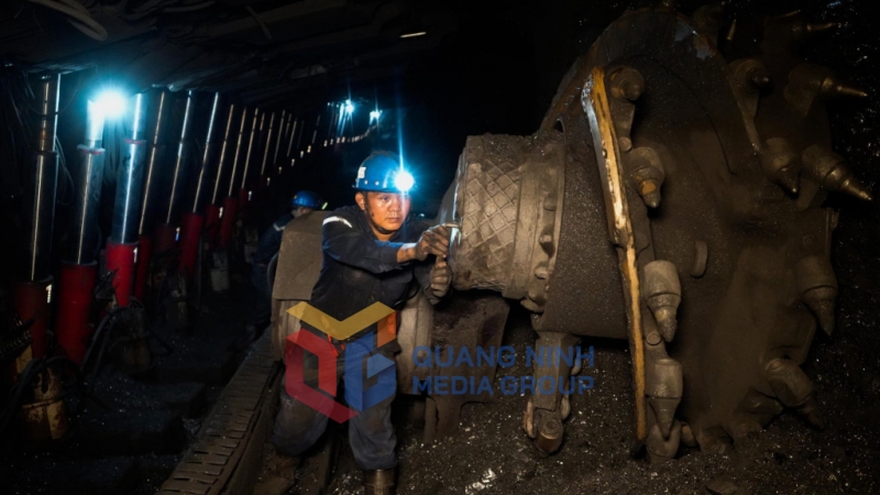 Công nhân Công ty Than Hạ Long khai thác than trong lò chợ cơ giới hóa (3-2024). Ảnh: Hoàng Yến
