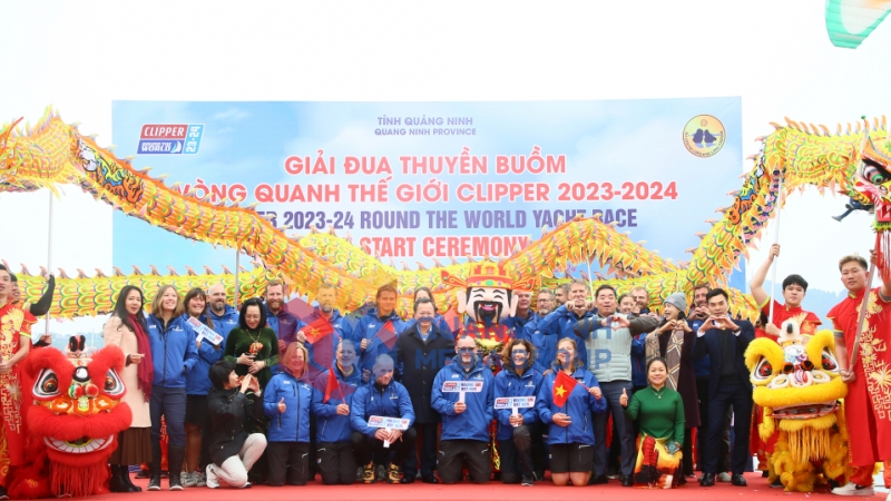 2024-03_Đồng chí Cao Tường Huy, Chủ tịch UBND tỉnh, chụp ảnh lưu niệm cùng Đội đua HaLongBay, VietNam. Ảnh: Đỗ Phương