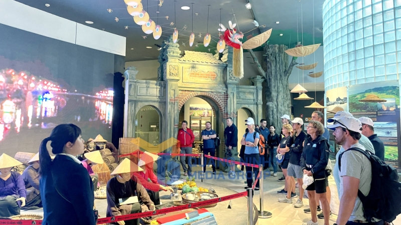 Các thủy thủ trong Cuộc đua thuyền buồm vòng quanh thế giới Clipper Race mùa giải 2023-2024 tham quan Bảo tàng Quảng Ninh (2-2024). Ảnh: Hoàng Nga