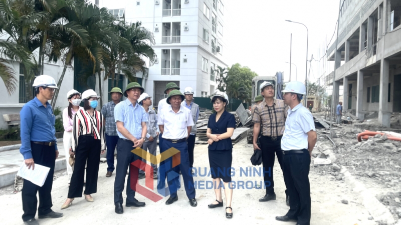 Đoàn giám sát tại công trình nâng cấp, mở rộng Bệnh viện Phổi Quảng Ninh (5-2023). Ảnh: Thu Trang
