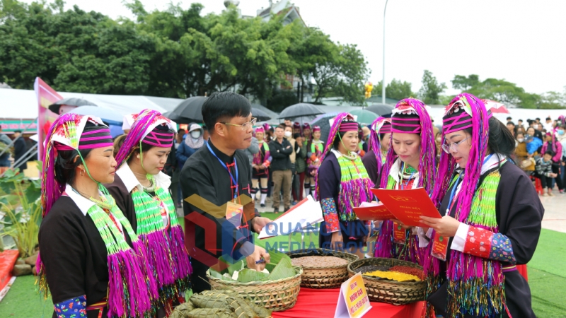 Phần thi ẩm thực truyền thống với nhiều món ăn đặc sắc của người Dao Thanh Y huyện Hải Hà (3-2024). Ảnh: Hữu Việt