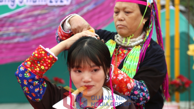Phần thi vấn tóc tái hiện nét đẹp trong phong tục người mẹ vấn tóc và dạy các thiếu nữ người dao Thanh Y cách vấn tóc trong sinh hoạt hàng ngày.
