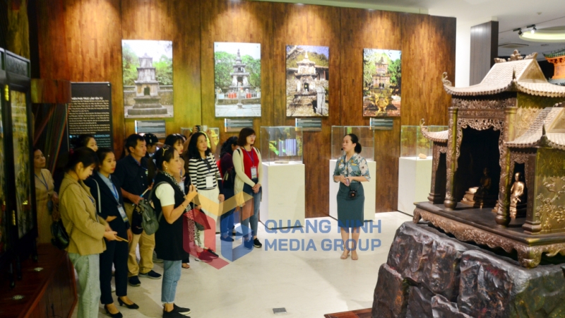 Du khách tham quan nghe hướng dẫn viên thuyết minh tại Bảo tàng Quảng Ninh (3-2024). Ảnh: Hà Phong