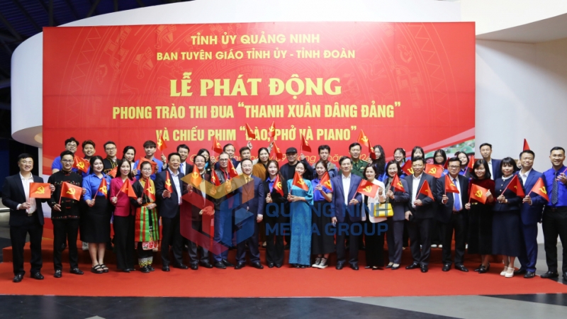 Các đồng chí lãnh đạo tỉnh chụp ảnh lưu niệm cùng các bạn đoàn viên, thanh niên, học sinh, sinh viên, đảng viên trẻ tại buổi lễ (3-2024). Ảnh: Nguyễn Thanh