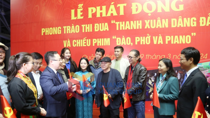 Đồng chí Đặng Xuân Phương, Phó Bí thư Tỉnh ủy, Trưởng đoàn ĐBQH tỉnh trò chuyện với các đại biểu tham dự Lễ phát động phong trào thi đua (3-2024). Ảnh: Thu Chung