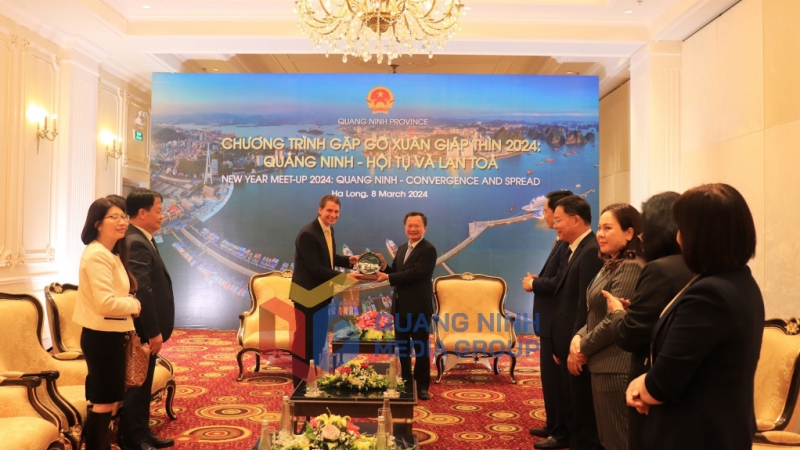 Đồng chí Cao Tường Huy, Chủ tịch UBND tỉnh tặng quà cho đại diện Hiệp hội Doanh nghiệp châu Âu (3-2024). Ảnh: Cao Quỳnh