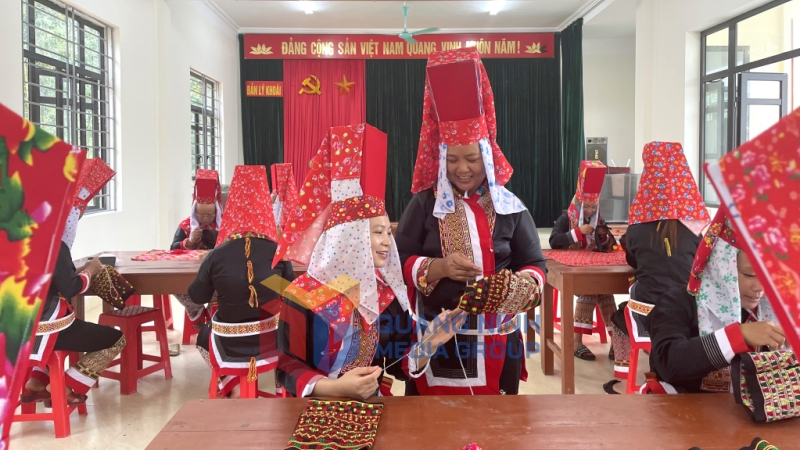 Phụ nữ xã Quảng Lâm (huyện Đầm Hà) dạy nhau học thêu trang phục truyền thống (3-2024). Ảnh: Lan Anh