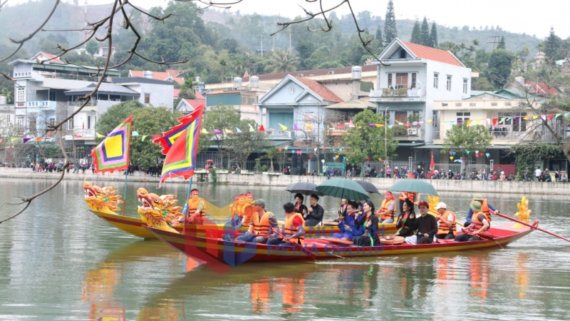 Nhân dân và du khách cùng thưởng thức những làn điệu dân ca quan họ Bắc Ninh tại hồ Baza...(3-2024). Ảnh: Nguyễn Dung