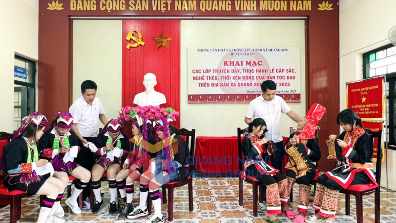 Huyện Hải Hà mở lớp dạy nghề thêu trang phục truyền thống của người Dao Thanh Phán tại xã Quảng Sơn (8-2023). Ảnh: Hồng Nhung (Trung tâm TTVH Hải Hà)