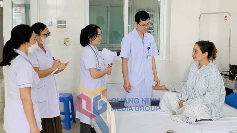 Bác sỹ, y tá tại Trung tâm y tế huyện Đầm Hà thăm khám cho bệnh nhân (3-2024). Ảnh: Hoài Minh