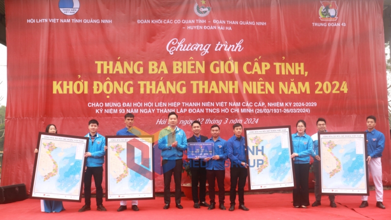 Ban Thường vụ Đoàn Khối các cơ quan tỉnh trao tặng bản đồ Việt Nam cho cán bộ, chiến sĩ Trung đoàn 43 tại chương trình Tháng Ba biên giới cấp tỉnh năm 2024 (3-2024). Ảnh: Chu Linh