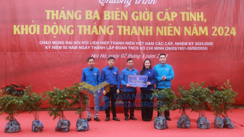 Tuổi trẻ Khối các cơ quan tỉnh và tuổi trẻ Than Quảng Ninh trao biển tượng trưng kinh phí trồng 3.000 cây giống lim, giổi cho đoàn viên thanh niên huyện Hải Hà (3-2024). Ảnh: Chu Linh