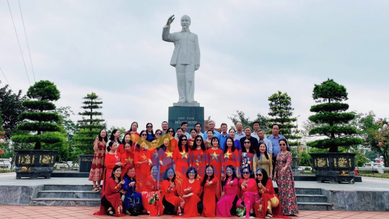 Du khách chụp ảnh lưu niệm trước tượng đài Bác Hồ (5-2022). Ảnh: Nguyễn Mến (Trung tâm TT-VH Cô Tô)