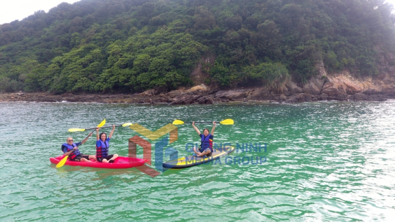 Du khách trải nghiệm chèo thuyền kayak tại đảo Thanh Lân (huyện Cô Tô) (6-2023). Ảnh: Hoàng Quỳnh