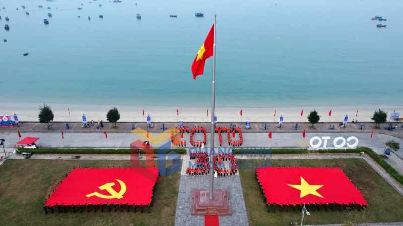 Lễ thượng cờ kỷ niệm 30 năm Ngày thành lập huyện Cô Tô. Ảnh: Tuấn Hưng