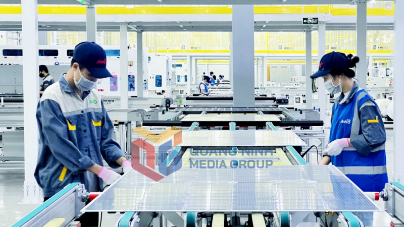 Sản xuất tại Công ty TNHH Công nghiệp Jinko Solar Việt Nam (KCN Sông Khoai, TX Quảng Yên) (2024-03). Ảnh: Thanh Hằng