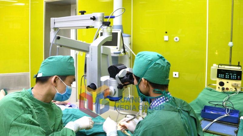 Các bác sĩ của Trung tâm Y tế thị xã Quảng Yên thực hiện thay thủy tinh thể bằng công nghệ phẫu thuật Phaco hiện đại (3-2024). Ảnh: Hoài Minh