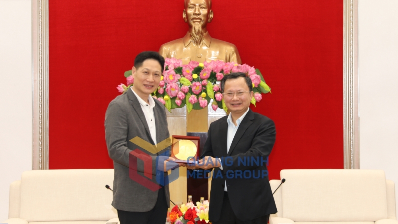 Chủ tịch UBND tỉnh Cao Tường Huy tặng quà biểu tượng Vịnh Hạ Long cho ông Bàng Cương Chí, Chủ tịch HĐQT Tập đoàn An Tín (3-2024). Ảnh: Đỗ Phương