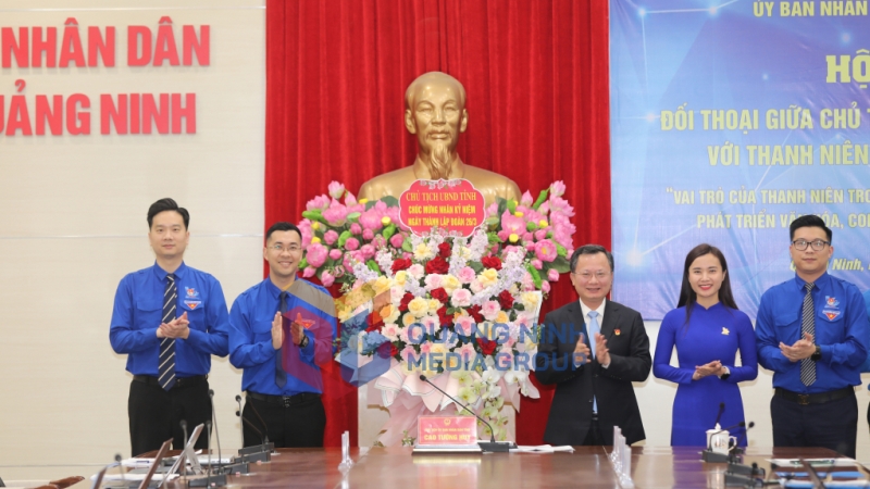 Chủ tịch UBND tỉnh Cao Tường Huy tặng hoa chúc mừng thanh niên toàn tỉnh nhân kỷ niệm 93 năm Ngày thành lập Đoàn TNCS Hồ Chí Minh (26/3/1931- 26/3/2024) (3-2024). Ảnh: Đỗ Phương