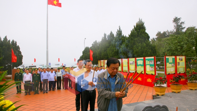 2024-03-Bộ trưởng Bộ NN&PTNT Lê Minh Hoan khảo sát thực tế tại huyện Cô Tô- dâng hương tưởng niệm Chủ tịch Hồ Chí Minh. Ảnh: Minh Hà