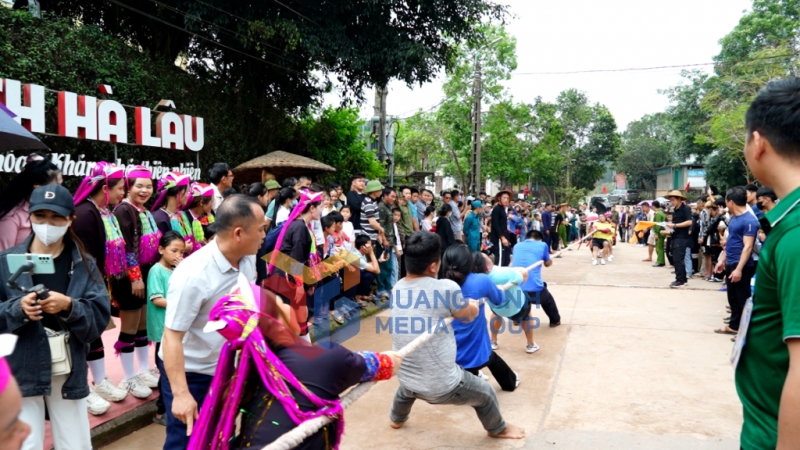 2024-03_Lễ hội văn hóa, thể thao dân tộc Dao xã Hà Lâu- Trò chơi dân gian kéo co tại lễ hội. Ảnh: Xuân Hòa