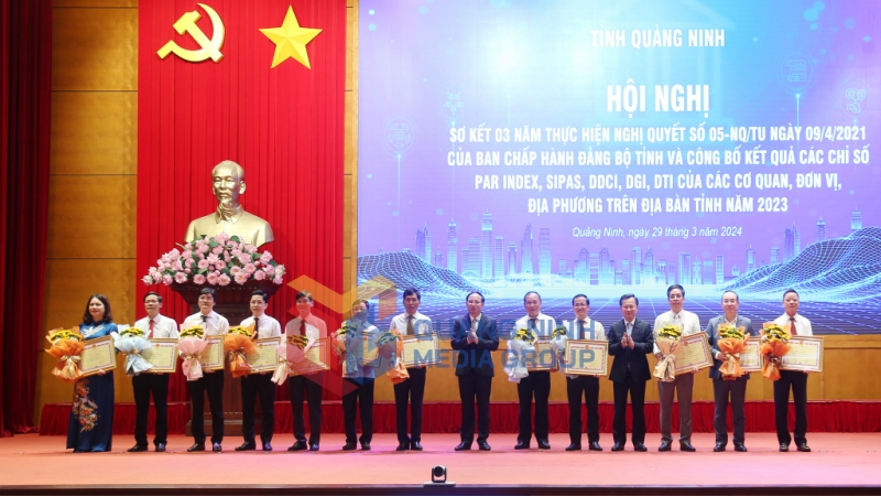 Đồng chí Nguyễn Xuân Ký, Bí thư Tỉnh ủy, Chủ tịch HĐND tỉnh và đồng chí Cao Tường Huy, Phó Bí thư Tỉnh ủy, Chủ tịch UBND tỉnh trao Bằng khen cho các tập thể, cá nhân có thành tích xuất sắc trong việc triển khai, thực hiện các chỉ số của tỉnh Quảng Ninh năm 2023 (3-2024). Ảnh: Thu Chung
