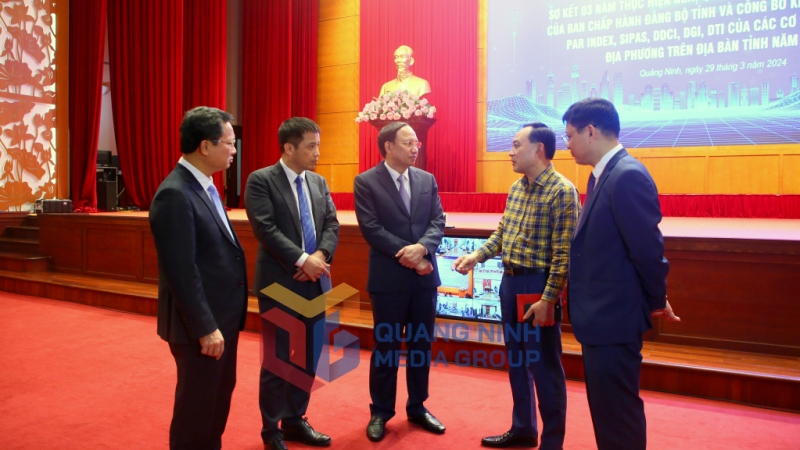 Các đồng chí lãnh đạo tỉnh trò chuyện với đại diện lãnh đạo VCCI và doanh nghiệp bên lề hội nghị (3-2024). Ảnh: Minh Hà