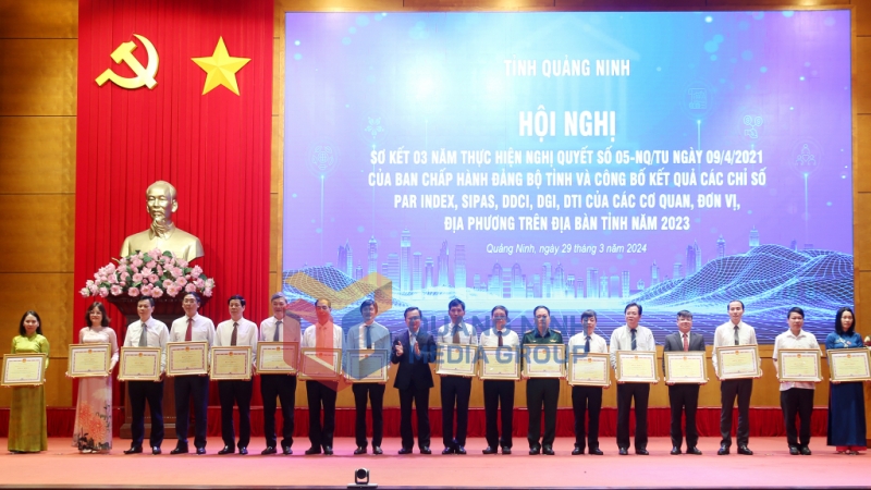 Đồng chí Cao Tường Huy, Phó Bí thư Tỉnh ủy, Chủ tịch UBND tỉnh trao Bằng khen cho các cá nhân có thành tích xuất sắc (3-2024). Ảnh: Thu Chung