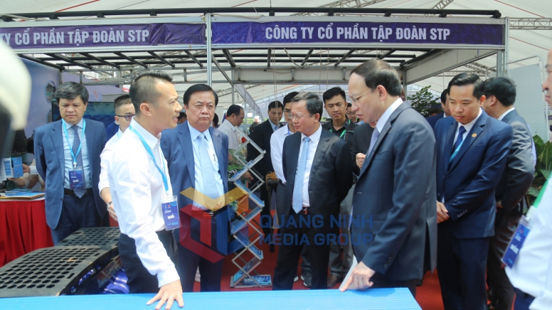 Các đại biểu tham quan Triển lãm giới thiệu thành tựu công nghiệp, thiết bị nuôi biển, sản phẩm OCOP và sản phẩm thủy sản tỉnh Quảng Ninh (04-2024). Ảnh: Thu Chung
