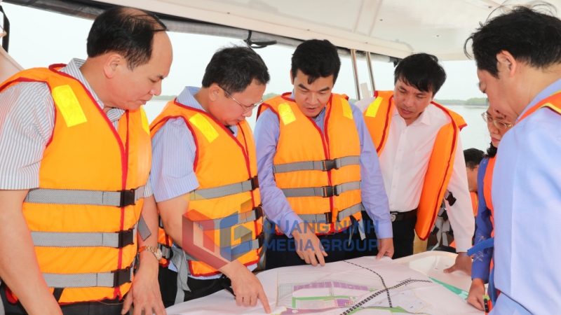 Chủ tịch UBND tỉnh Cao Tường Huy kiểm tra quy hoạch vùng nuôi tại huyện Đầm Hà (4-2024). Ảnh: Đỗ Phương