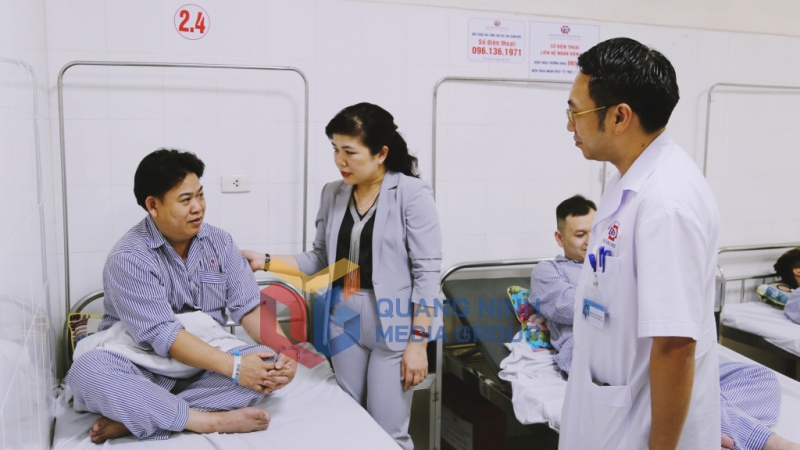 Đồng chí Nguyễn Thị Thu Hà, Phó Trưởng Đoàn ĐBQH tỉnh thăm hỏi sức khỏe, động viên tinh thần công nhân bị thương trong vụ tai nạn rủi ro (4-2024). Ảnh: Nguyễn Thanh