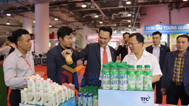 Đồng chí Cao Tường Huy, Phó Bí thư Tỉnh ủy, Chủ tịch UBND tỉnh tham quan gian hàng giới thiệu sản phẩm của Tập đoàn TTC (4-2024). Ảnh: Cao Quỳnh
