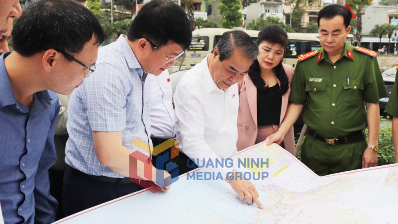 Đoàn giám sát của Ủy ban Thường vụ Quốc hội khảo sát tuyến đường bao biển Hạ Long - Cẩm Phả (4-2024). Ảnh: Cao Quỳnh