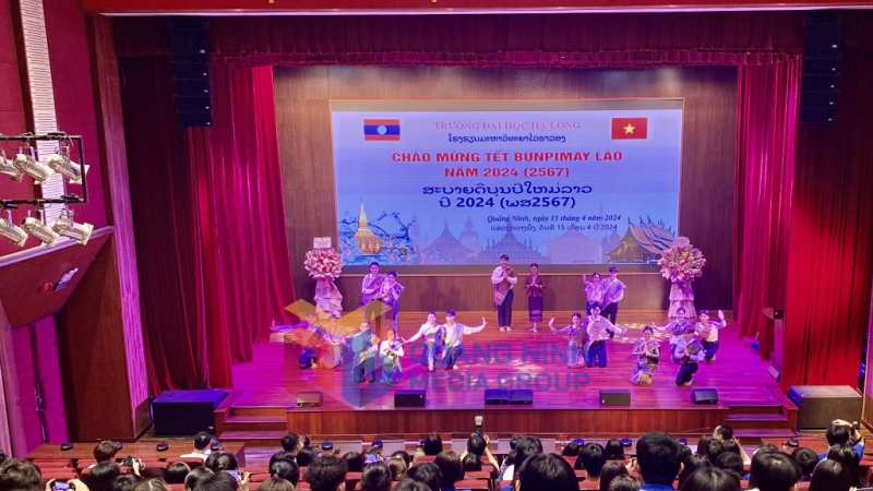 Các lưu học sinh Lào biểu diễn tiết mục văn nghệ mang đậm bản sắc dân tộc (4-2024). Ảnh: Thu Phương