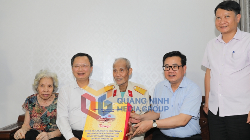 Đồng chí Chủ tịch UBND tỉnh thăm hỏi và tặng quà động viên ông Lê Văn Chắn, dân công hỏa tuyến, trú tại phường Trần Phú, TP Móng Cái (4-2024). Ảnh: Đỗ Phương