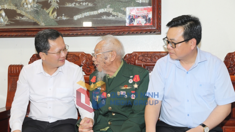 Chủ tịch UBND tỉnh Cao Tường Huy trò chuyện cùng ông Phan Đình Kiêm, chiến sỹ Điện Biên, trú tại phường Ka Long, TP Móng Cái (4-2024). Ảnh: Đỗ Phương